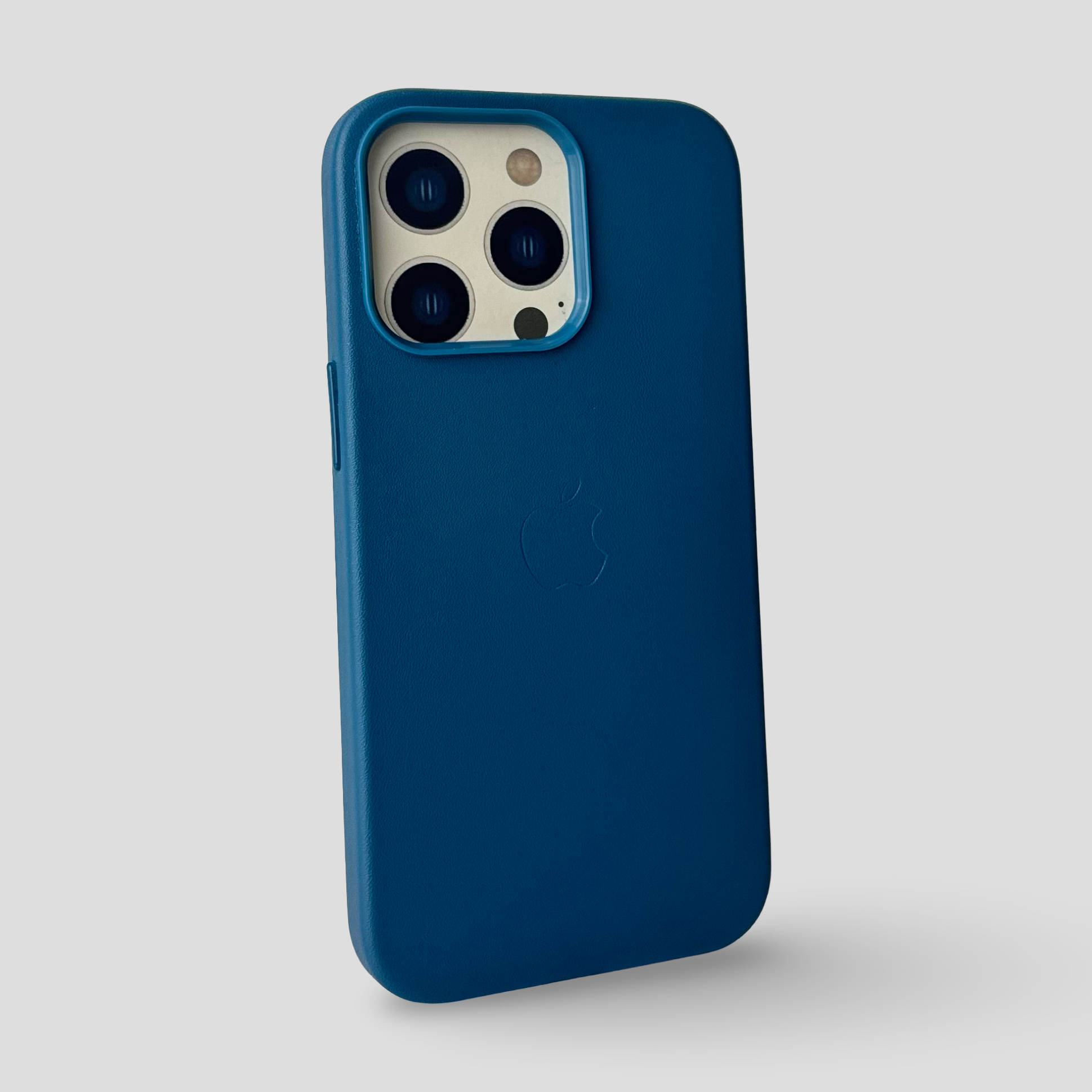 Кожен кейс с лого за iPhone